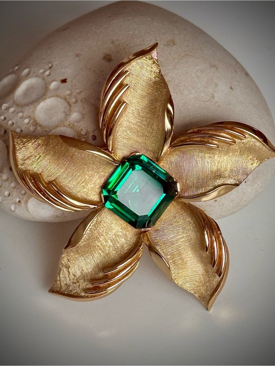 Crown Trifari Jewelry - VTG Crown Trifari Emerald Green Rhinestone Brushed & Polished Gold Flower Brooch